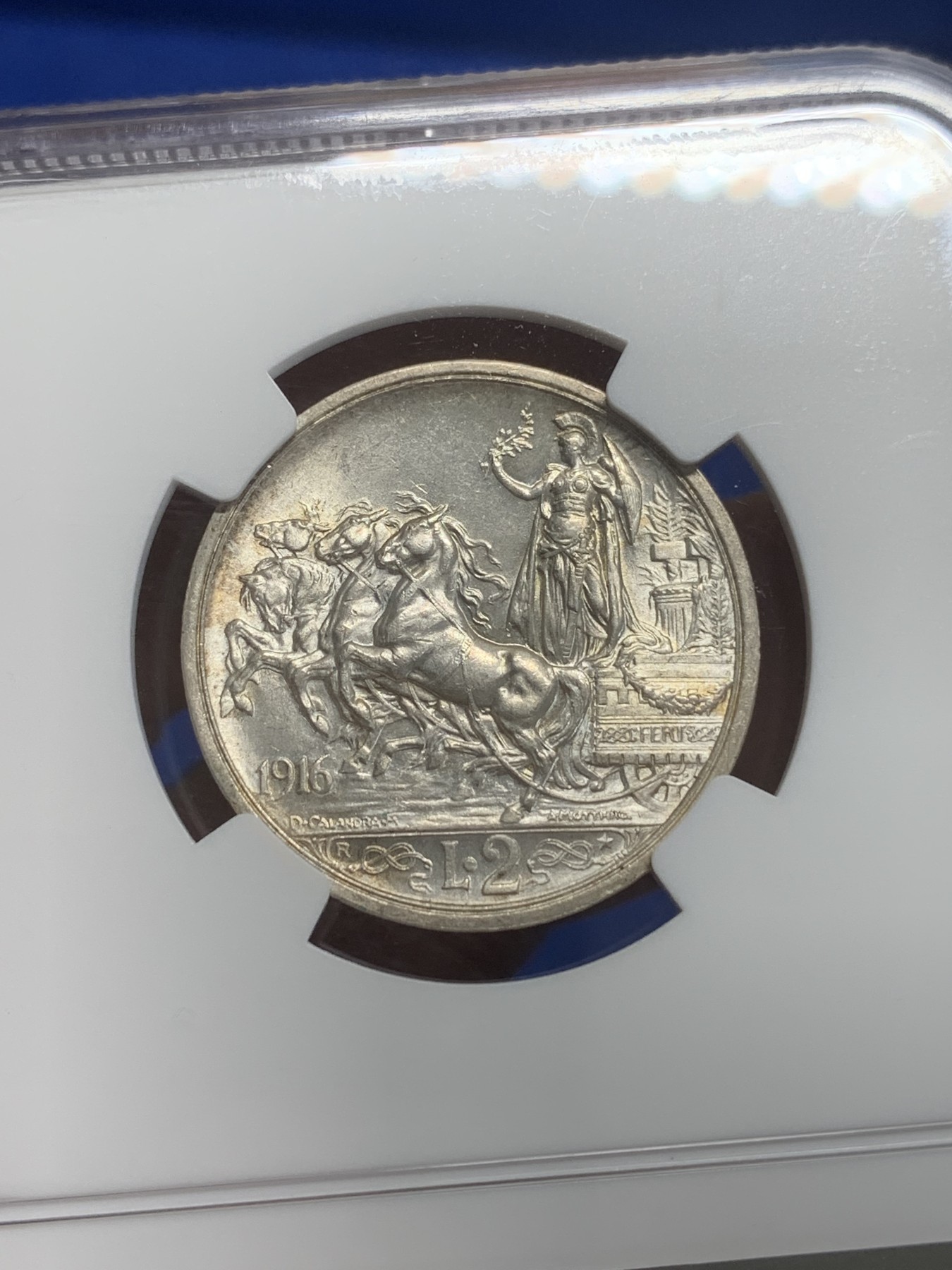 《竞宝斋》第209场-周日，周一 2场 (全场包邮) NGC MS63，意大利1916年，2里拉马车银币，细节很好，女神胸甲、盾纹和配剑完美