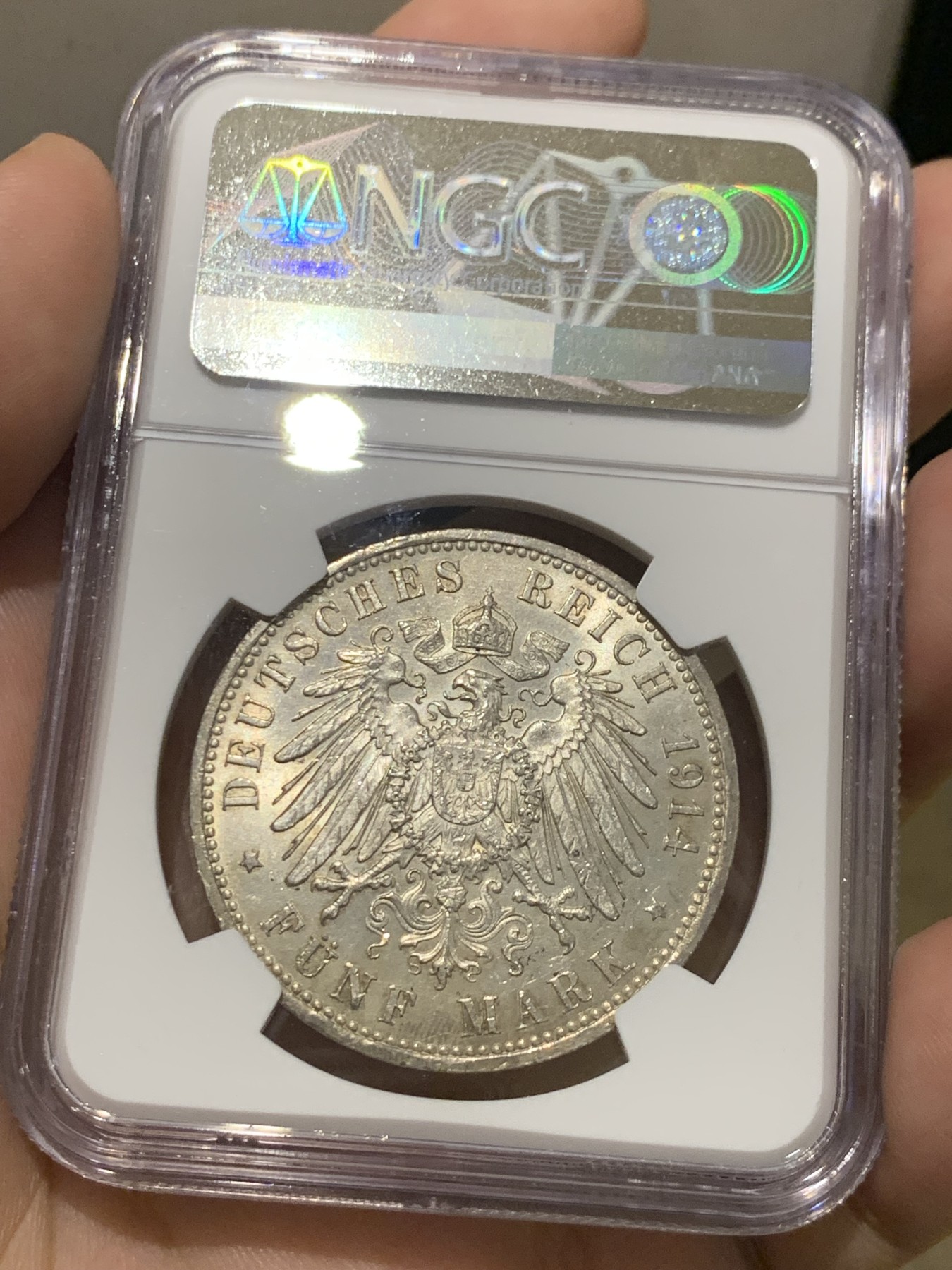 《竞宝斋》第209场-周日，周一 2场 (全场包邮) NGC-MS63 德国普鲁士 1914 威廉二世军装5马克大银币 十字转光 淡彩包浆 状态很好