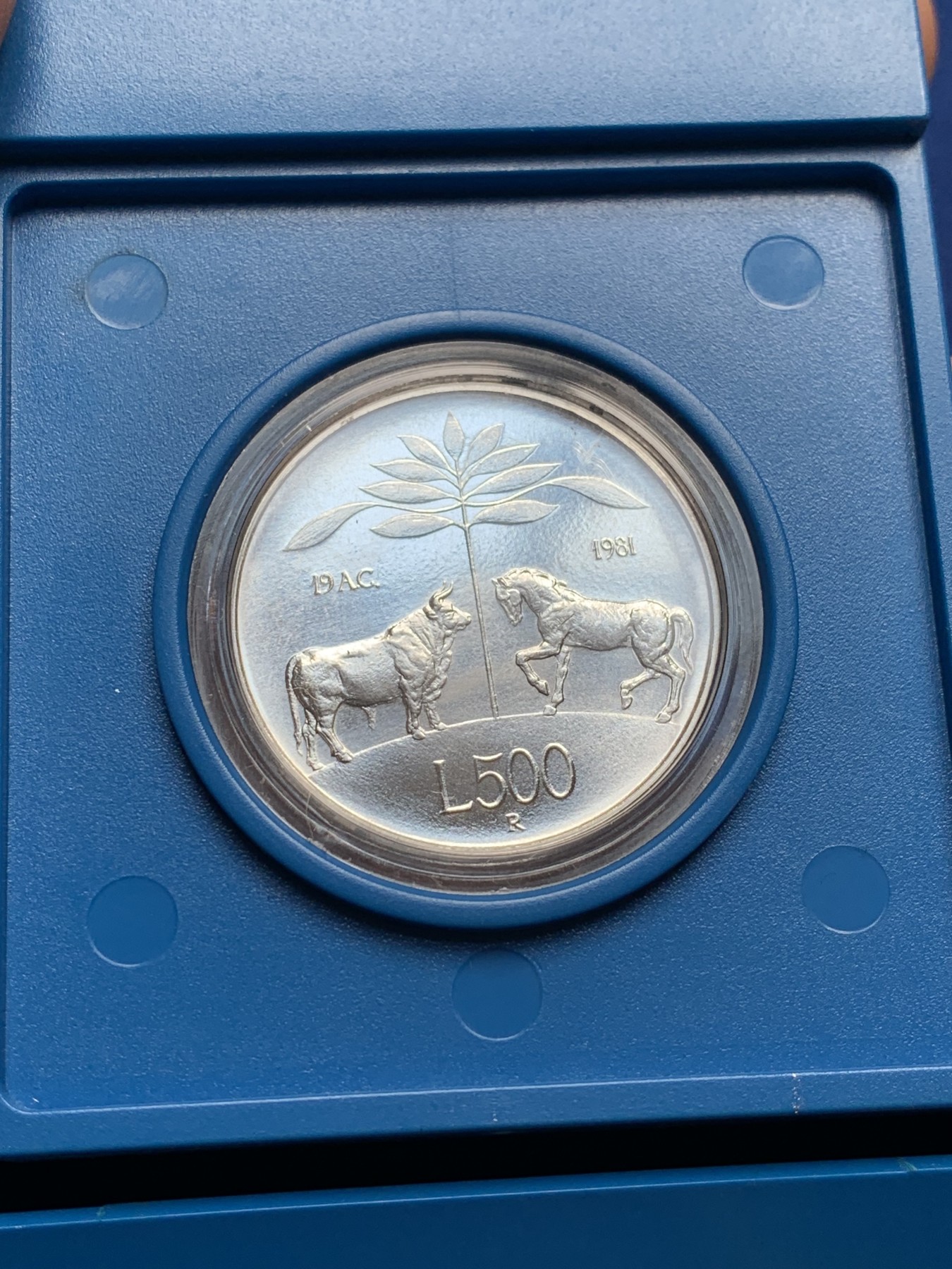 《竞宝斋》第209场-周日，周一 2场 (全场包邮) 意大利1981年牛马500里拉银币，盒装，雕刻精美漂亮