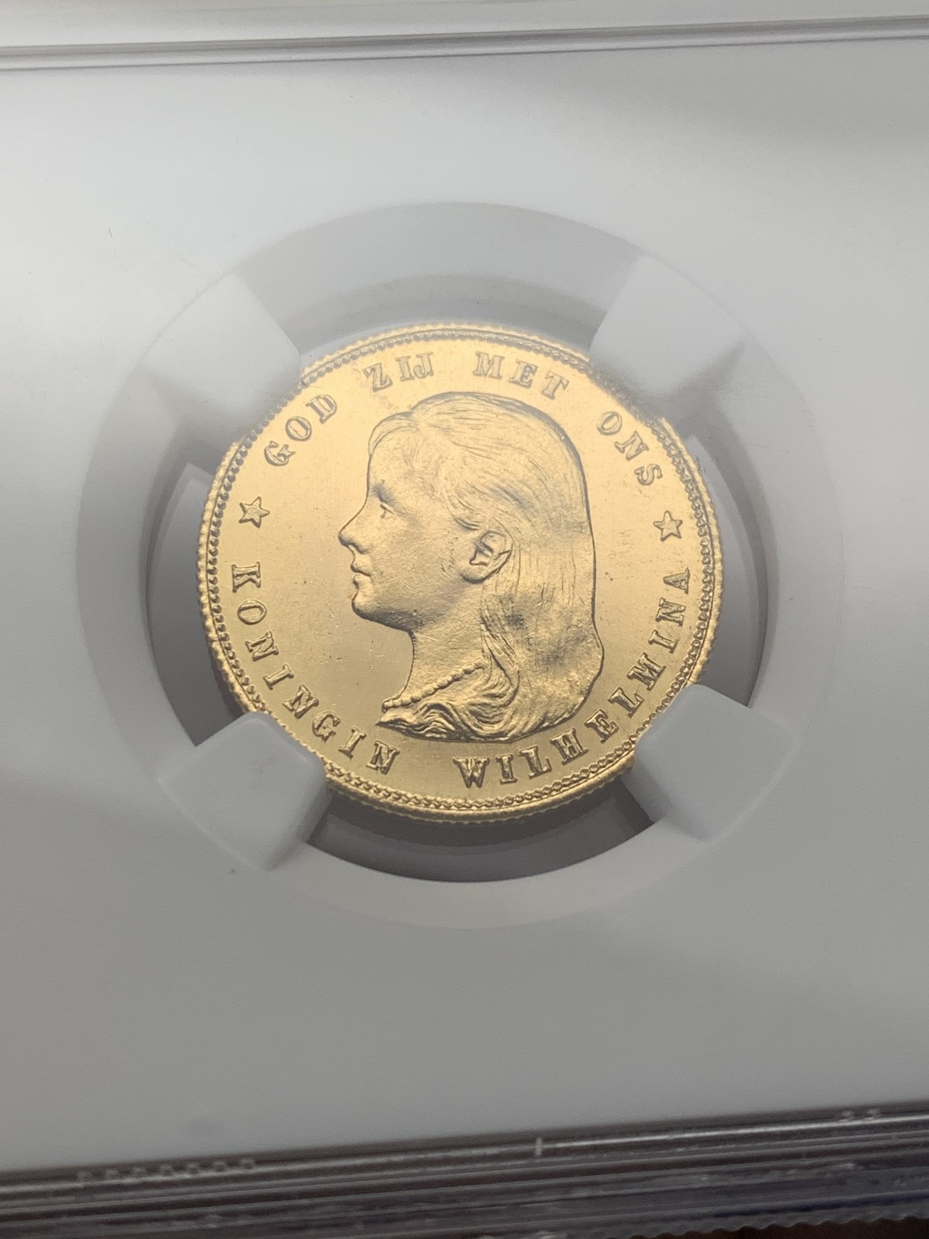 《竞宝斋》第209场-周日，周一 2场 (全场包邮) NGC MS65，荷兰1897年“金萝莉”威廉明娜10G金币，金光闪闪，状态极好。