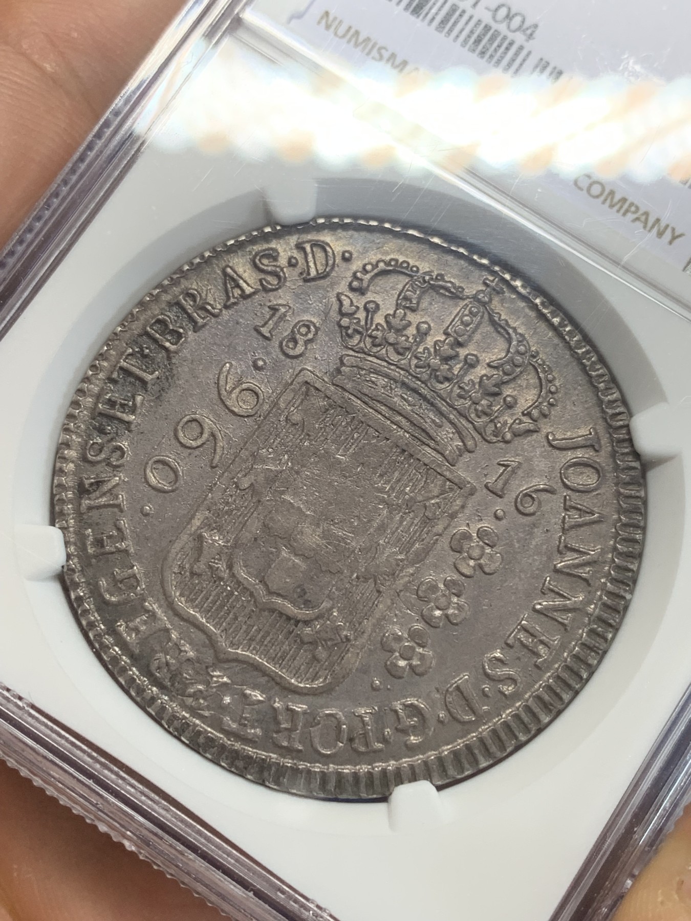 《竞宝斋》第209场-周日，周一 2场 (全场包邮) NGC-AU53 葡属巴西地球1816年 960瑞斯银币 R厂 双面酱紫色包浆 压力充足 细节一流 加盖在老双柱8R之上 痕迹清晰可见 状态非常舒服的一枚