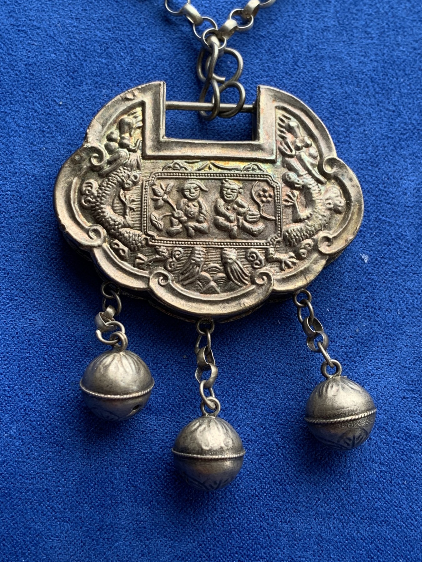 《竞宝斋》第209场-周日，周一 2场 (全场包邮) 中国传统银饰-长命锁 锁高39.3mm 宽51mm，厚8.1mm 包浆漂亮 42.35克