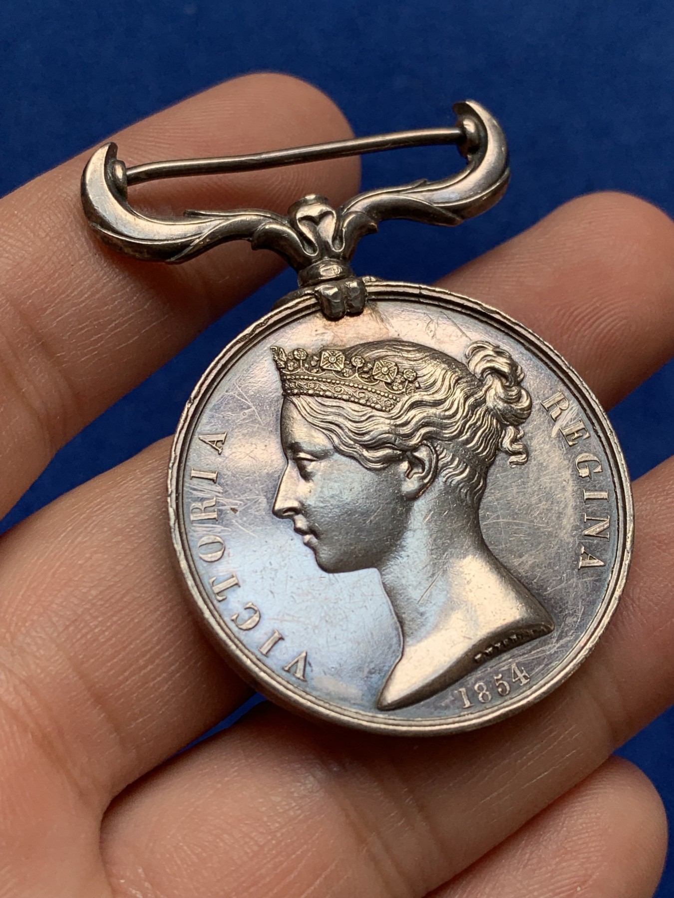 《竞宝斋》第209场-周日，周一 2场 (全场包邮) 1854年大英帝国克里米亚战争奖章 高点非常好 难得！36mm 总高51.6mm 35.5克