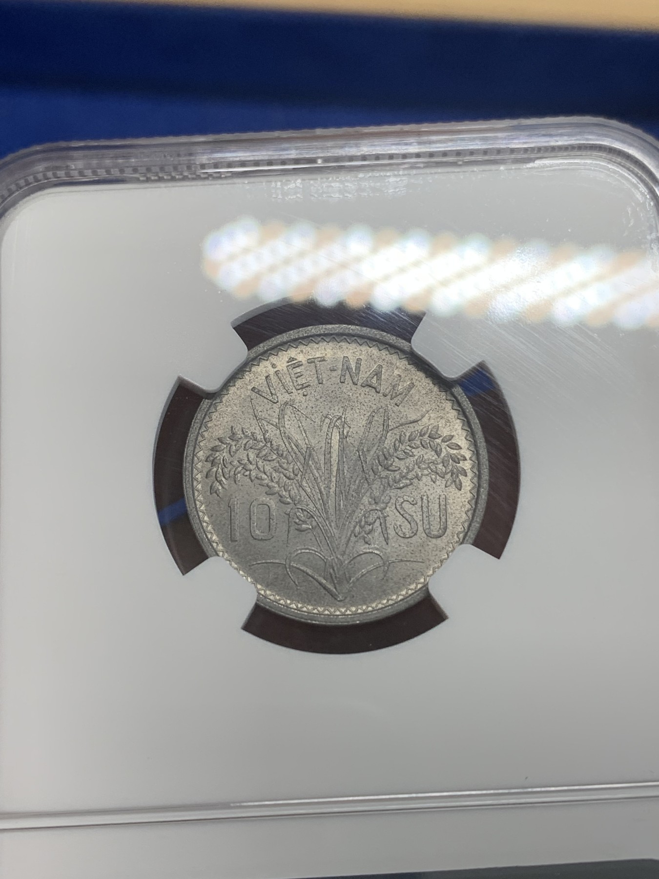 《竞宝斋》第209场-周日，周一 2场 (全场包邮) NGC-MS64 越南 1953年 三姐妹10苏铝币