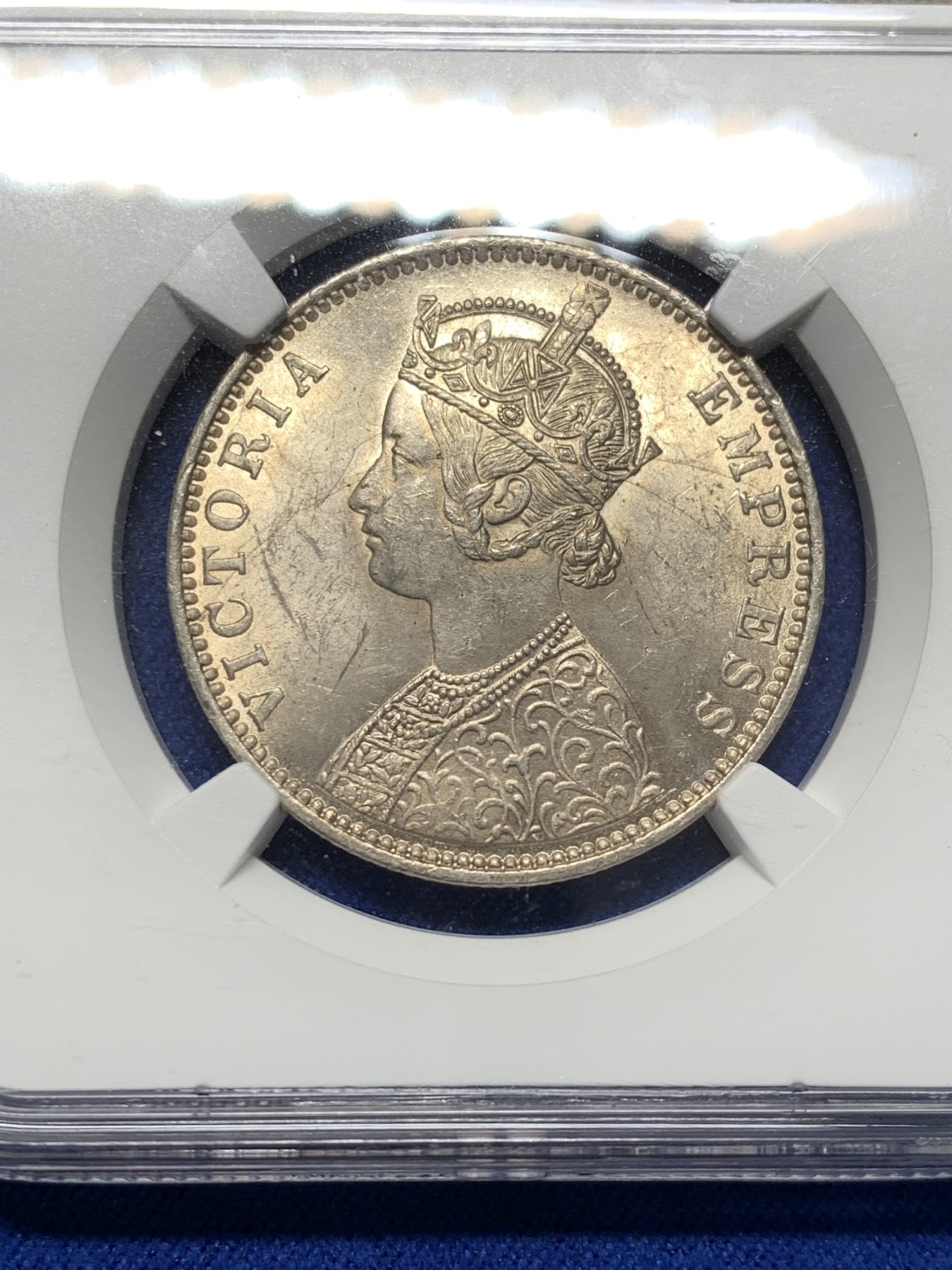 《竞宝斋》第209场-周日，周一 2场 (全场包邮) NGC-MS62 英属印度 1901年孟买厂 维多利亚女王 1卢比 银币 黄油彩包浆 实物很漂亮