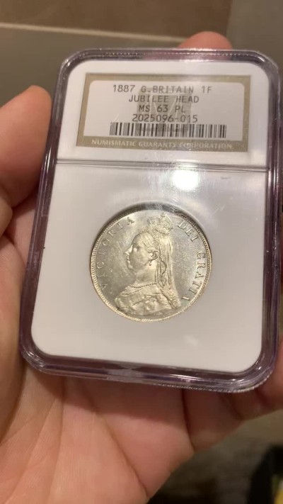 《竞宝斋》第209场-周日，周一 2场 (全场包邮) NGC-MS63PL 1887年 英国 维多利亚女王 2先令 大银币   少见的NGC认证的PL镜面初铸精制底板，老盒严评，能评上PL的屈指可数，季军，更高分仅1枚