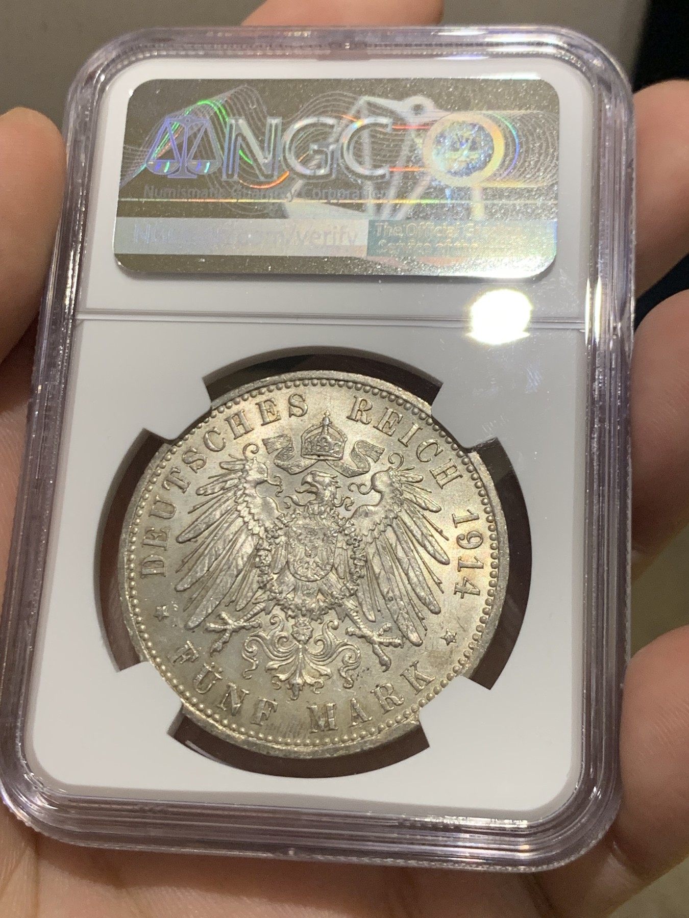 《竞宝斋》第209场-周日，周一 2场 (全场包邮) NGC-MS63 德国普鲁士 1914 威廉二世军装5马克大银币 十字转光 淡彩包浆 状态很好
