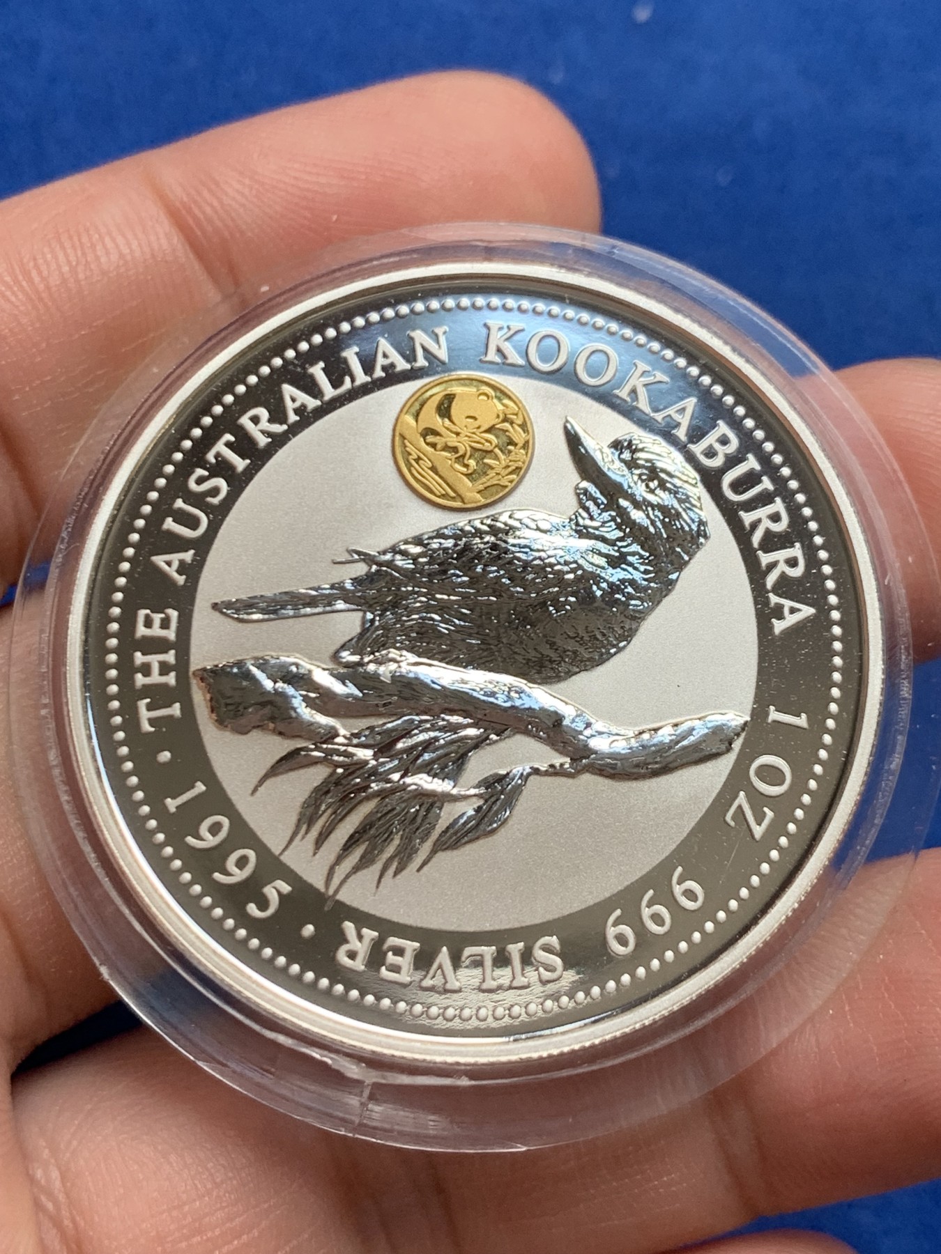 《竞宝斋》第209场-周日，周一 2场 (全场包邮) 澳大利亚 1995年 笑翠鸟 熊猫镶嵌银币 含纯银1盎司999银，金猫重0.5克黄金，发行1.5万枚，为北京国际钱币邮票展而发行 原盒带证书