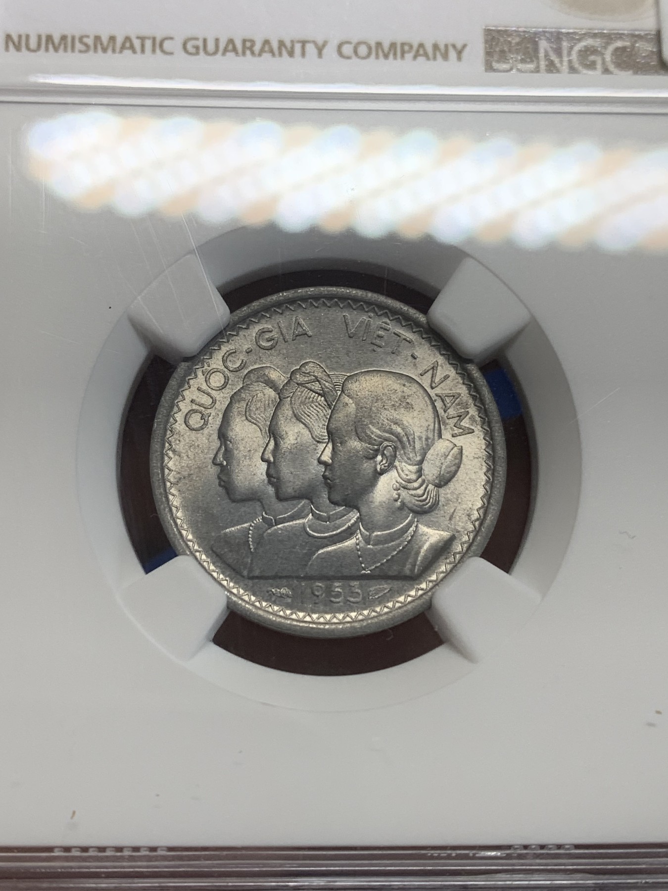 《竞宝斋》第209场-周日，周一 2场 (全场包邮) NGC-MS64 越南 1953年 三姐妹10苏铝币