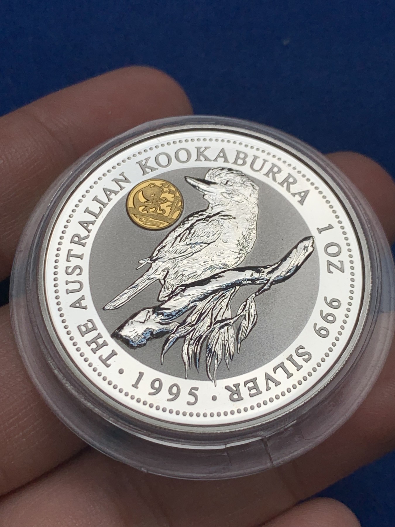 《竞宝斋》第209场-周日，周一 2场 (全场包邮) 澳大利亚 1995年 笑翠鸟 熊猫镶嵌银币 含纯银1盎司999银，金猫重0.5克黄金，发行1.5万枚，为北京国际钱币邮票展而发行 原盒带证书