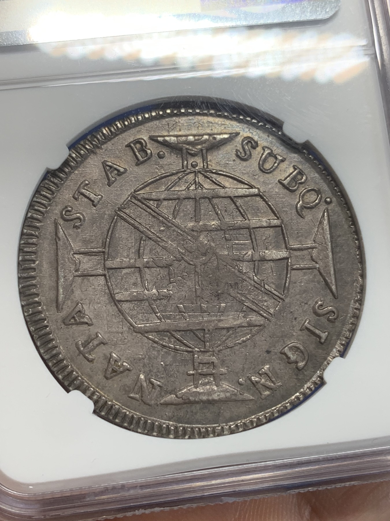 《竞宝斋》第209场-周日，周一 2场 (全场包邮) NGC-AU53 葡属巴西地球1816年 960瑞斯银币 R厂 双面酱紫色包浆 压力充足 细节一流 加盖在老双柱8R之上 痕迹清晰可见 状态非常舒服的一枚