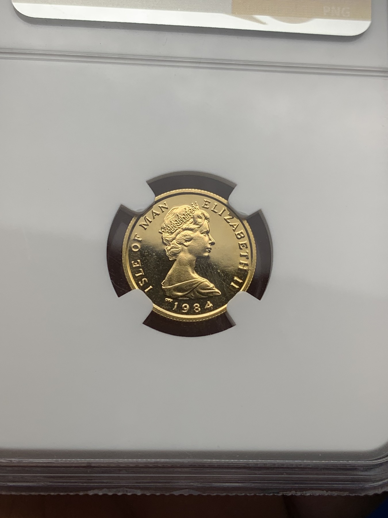 《竞宝斋》第209场-周日，周一 2场 (全场包邮) NGC PF66低评，英属马恩岛1984年首年版天使屠龙1/10安金币，重3.39克，含金量917，该硬币1oz版获得克劳斯最佳金币奖。