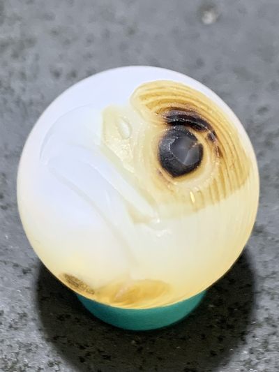 精美高玉化亚光海洋玉髓手工俏色巧雕雄鹰圆珠一个！ - 精美高玉化亚光海洋玉髓手工俏色巧雕雄鹰圆珠一个！