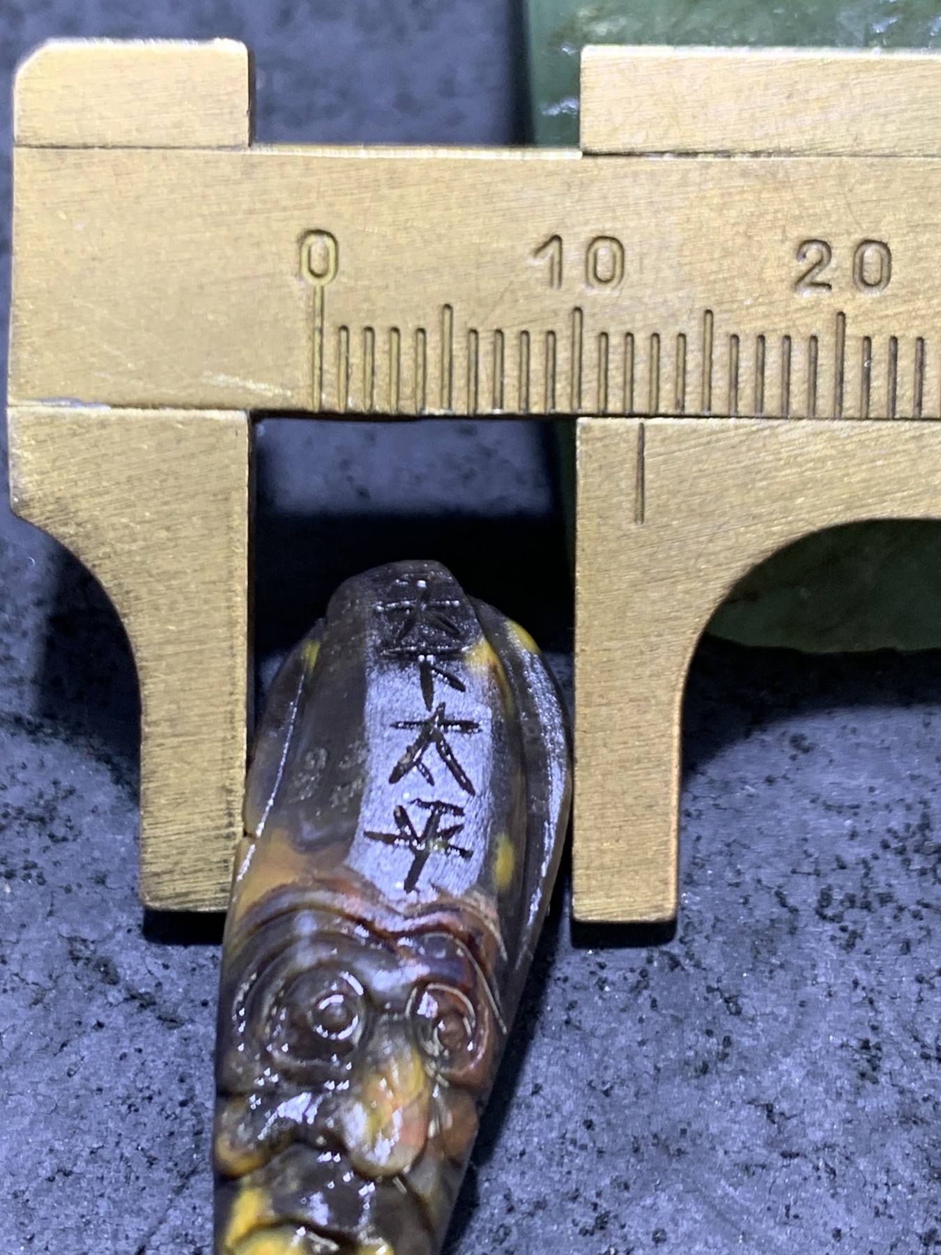 精美亚光战国红玛瑙手工俏色巧雕黑无常一体佛头三通一个