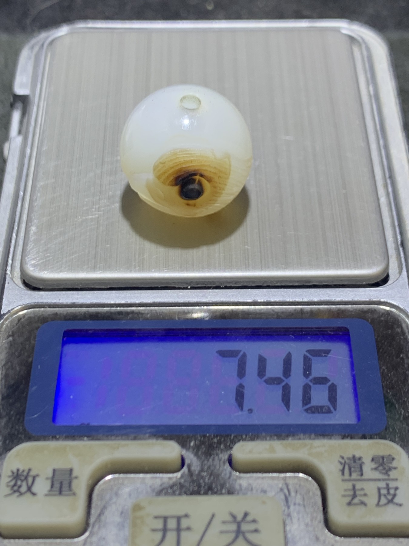 精美高玉化亚光海洋玉髓手工俏色巧雕雄鹰圆珠一个！