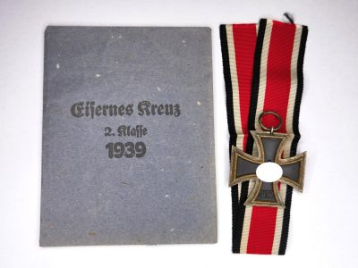 小驴勋章奖章收藏10月28号周六晚19点拍卖 - 德国WWII二级铁十字勋章，环打55标，带印55厂标原牛皮纸袋，30厘米超长绶带