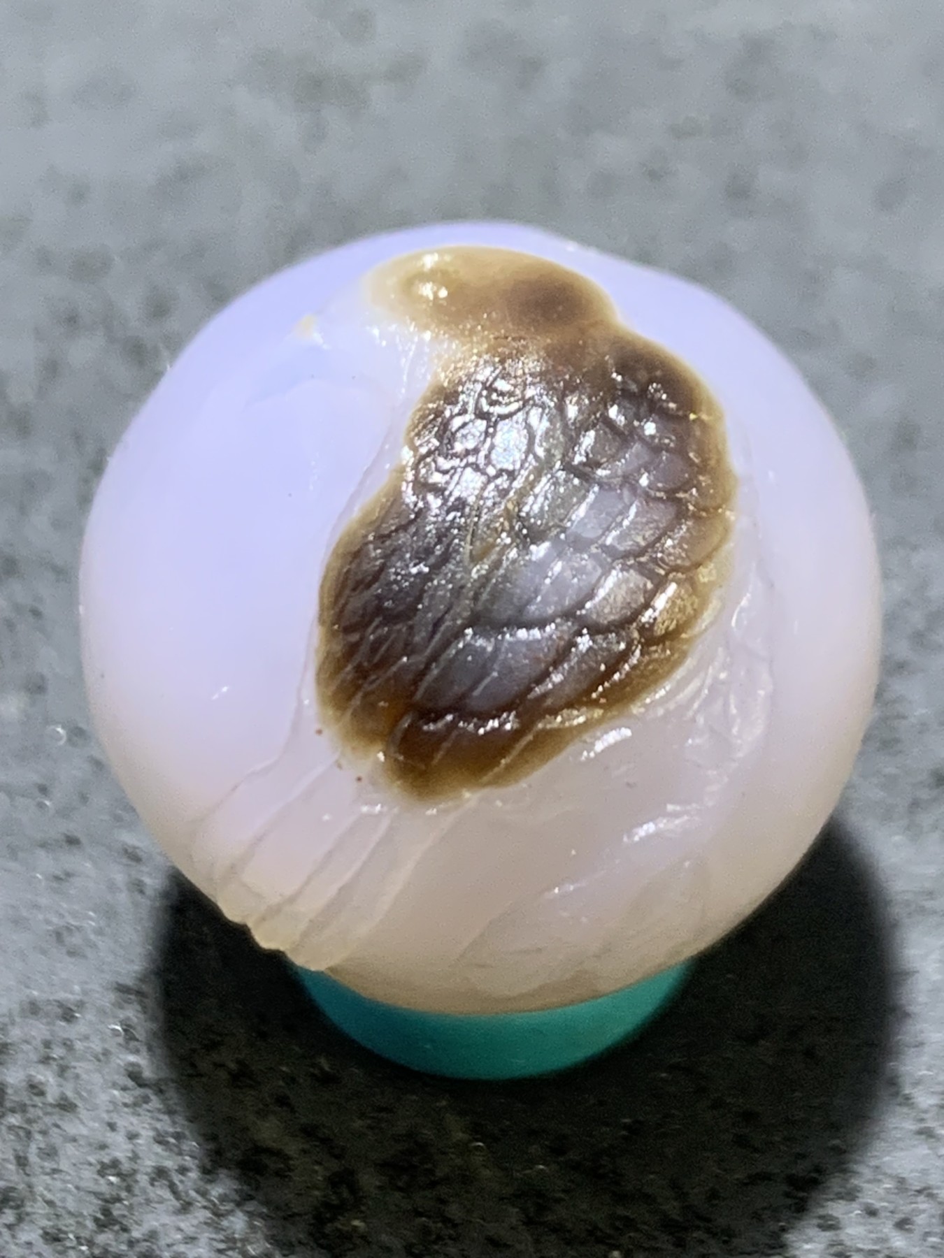 精美高玉化亚光海洋玉髓手工俏色巧雕喜上眉梢随形2.0圆珠一个！