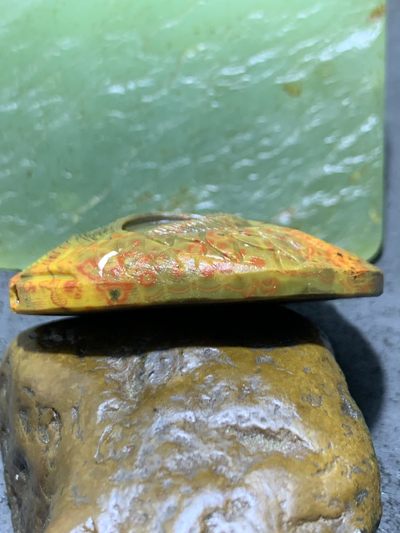 精美亚光原皮战国红玛瑙手工俏色巧雕鲤鱼打挺牌子一个 精美亚光原皮战国红玛瑙手工俏色巧雕鲤鱼打挺牌子一个