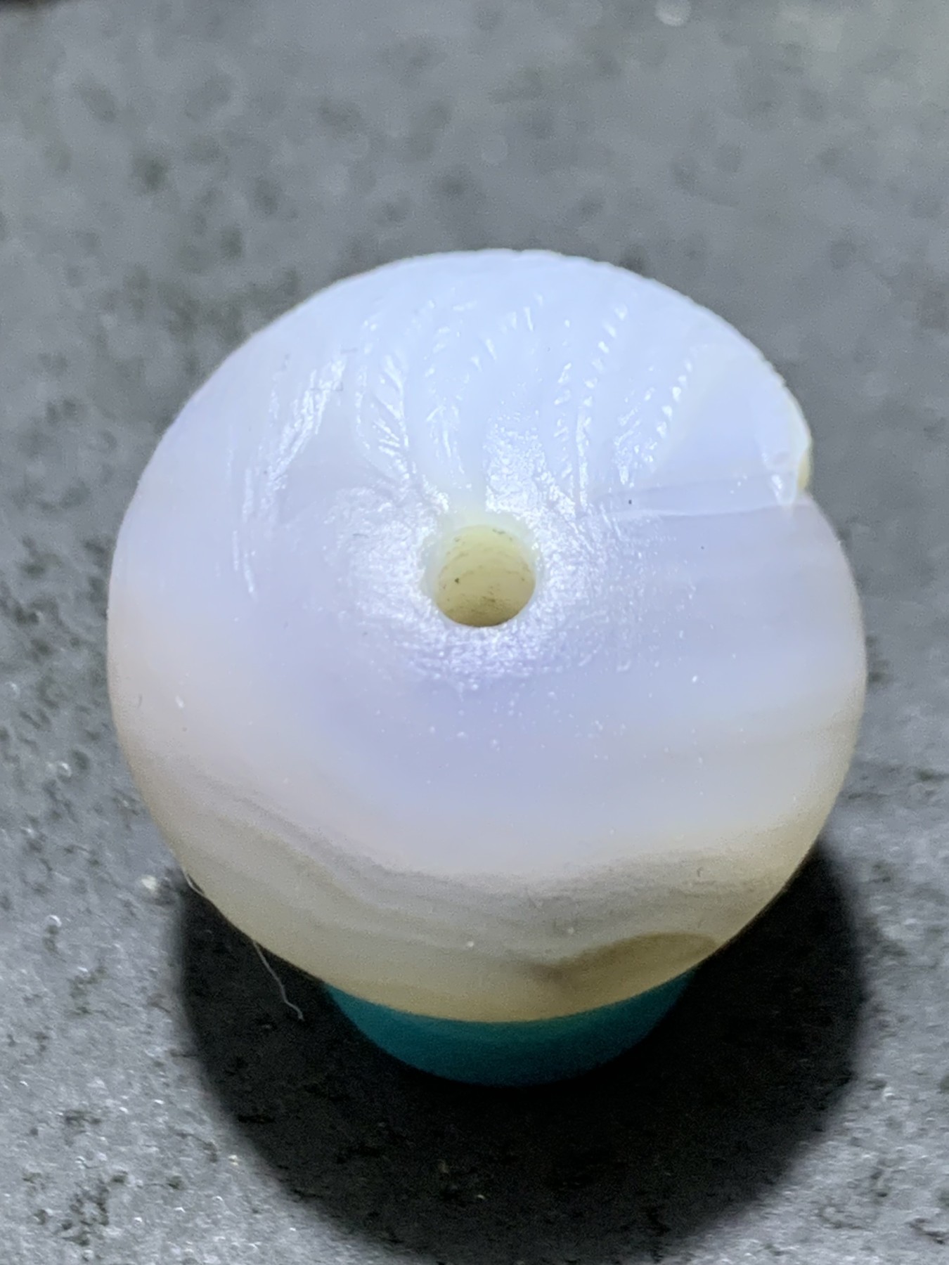 精美高玉化亚光海洋玉髓手工俏色巧雕鹦鹉随形2.0圆珠一个