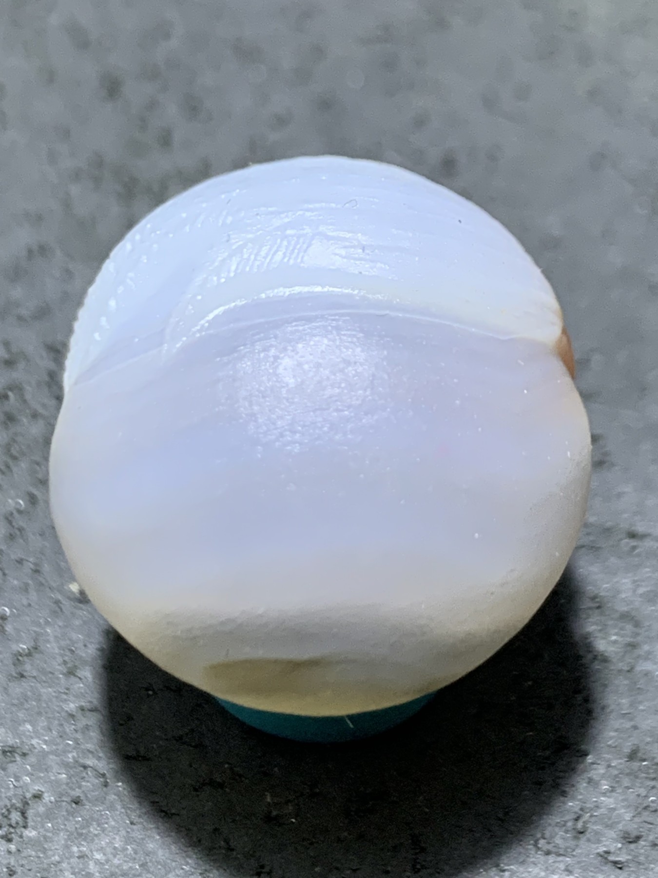精美高玉化亚光海洋玉髓手工俏色巧雕鹦鹉随形2.0圆珠一个