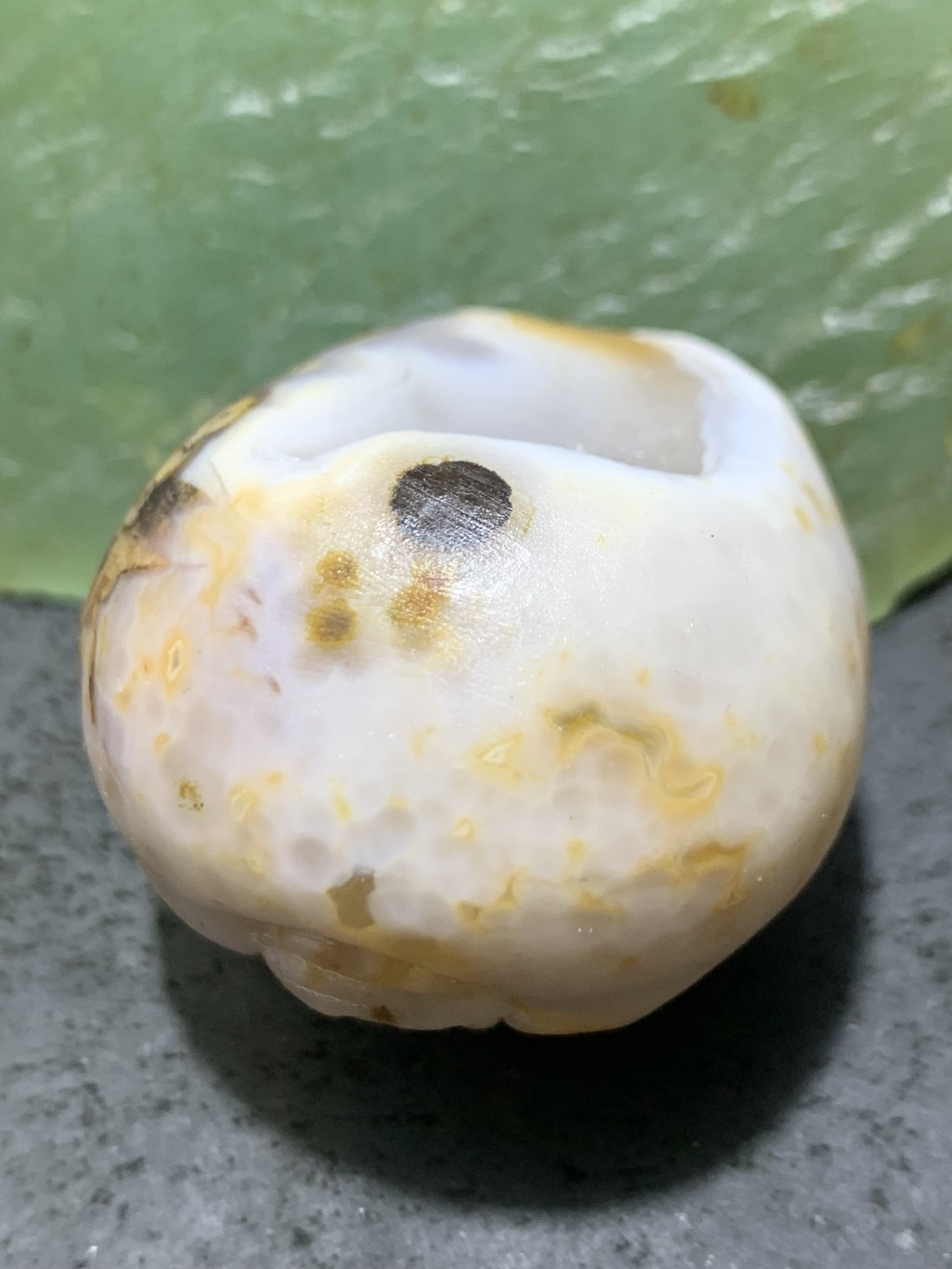 精美原皮冰飘战国红玛瑙手工俏色巧雕一叶成佛随形把件一个！