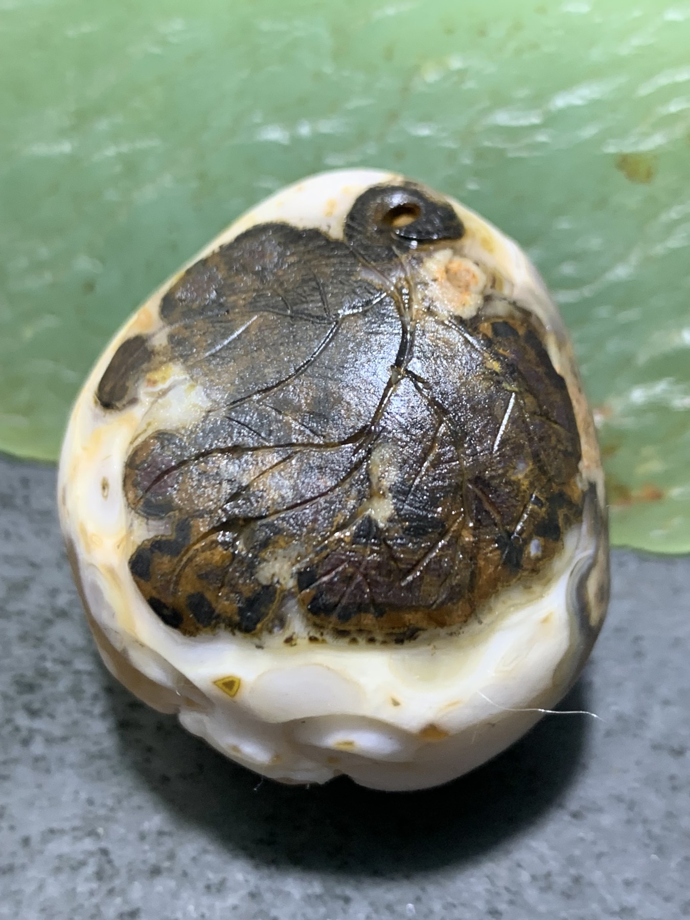 精美原皮冰飘战国红玛瑙手工俏色巧雕一叶成佛随形把件一个！
