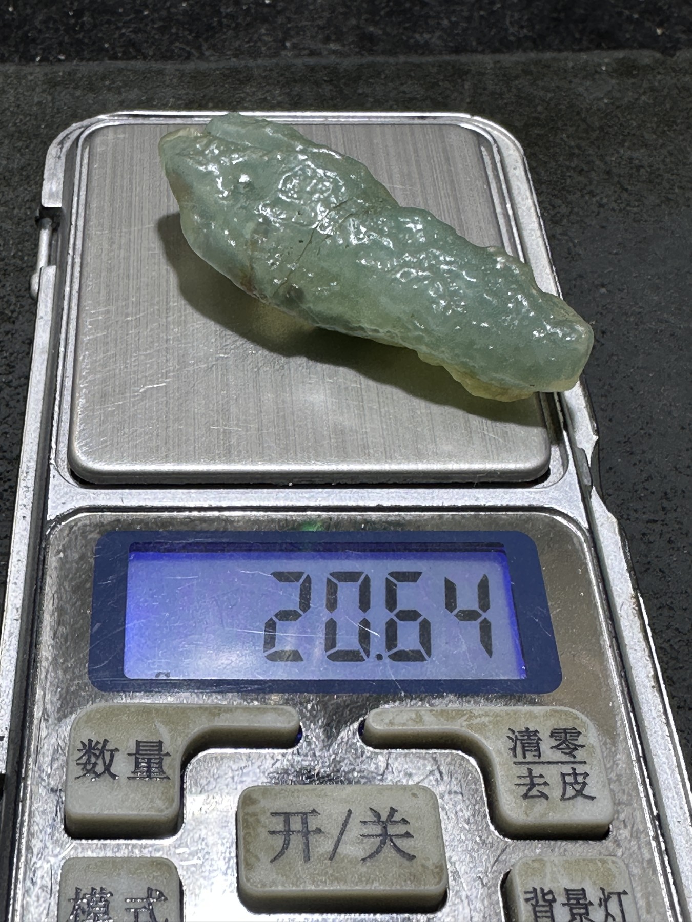 精美天然绿皮阿拉善玛瑙原石吊坠一个，