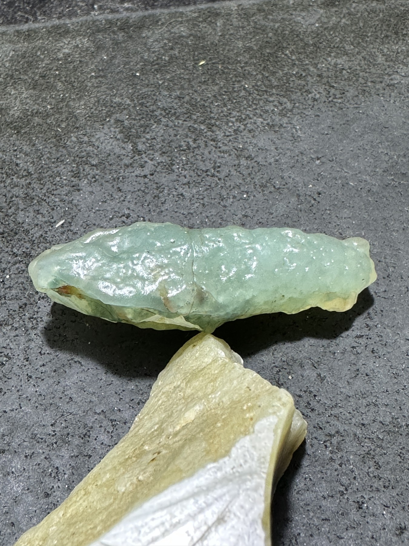 精美天然绿皮阿拉善玛瑙原石吊坠一个，