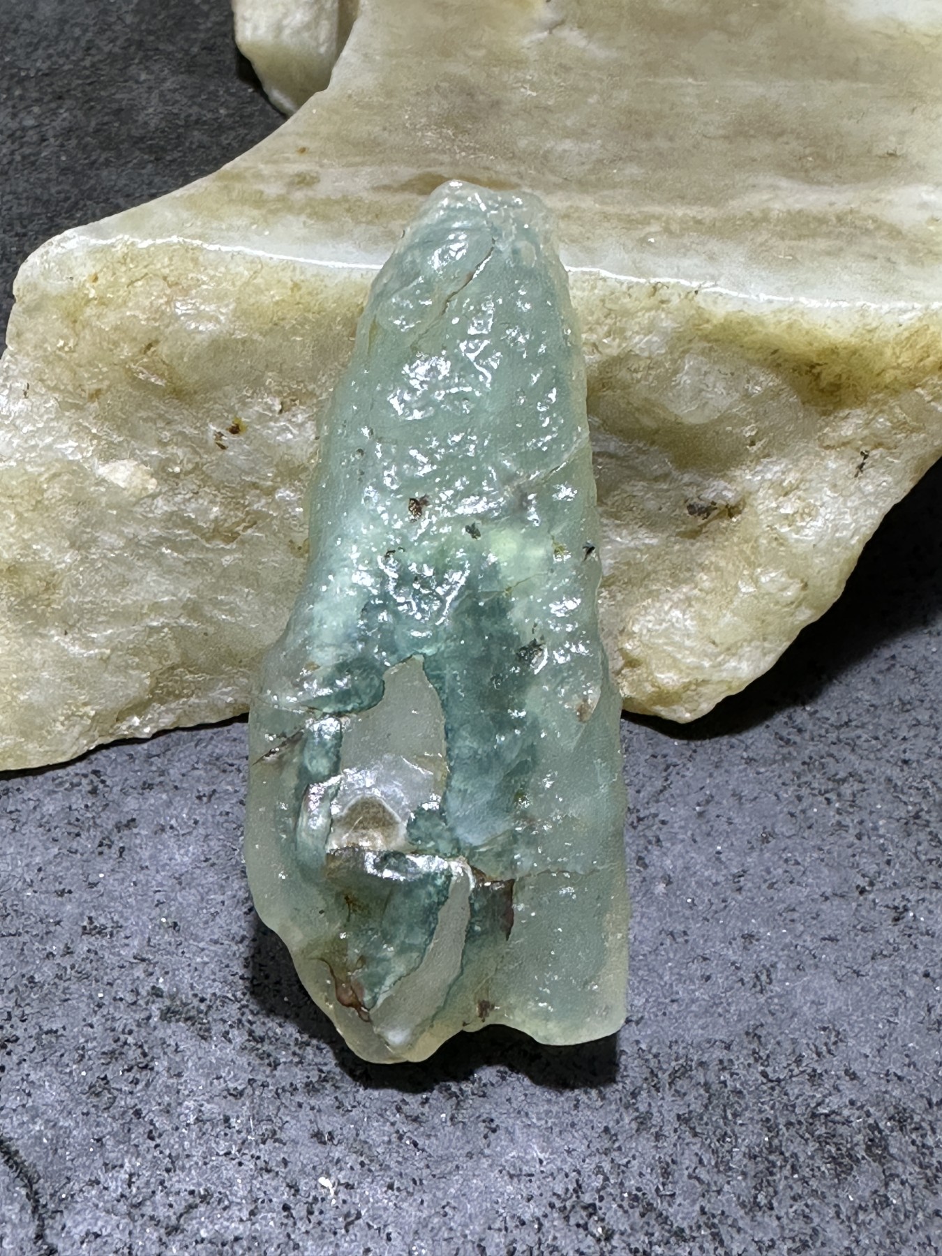 精美天然绿皮阿拉善玛瑙原石吊坠一个，