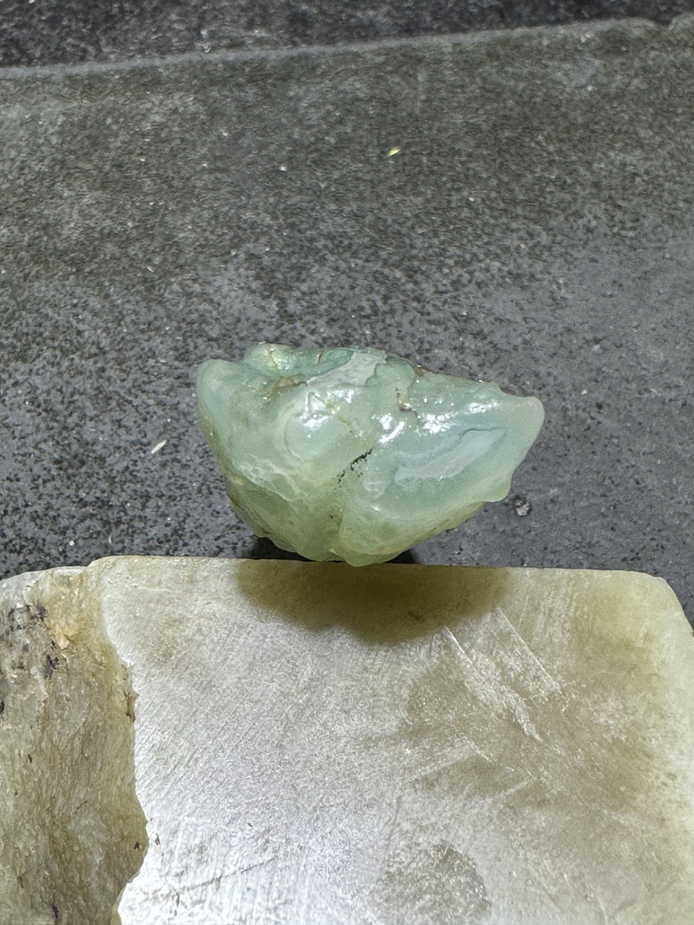 精美天然绿皮阿拉善玛瑙原石吊坠一个，