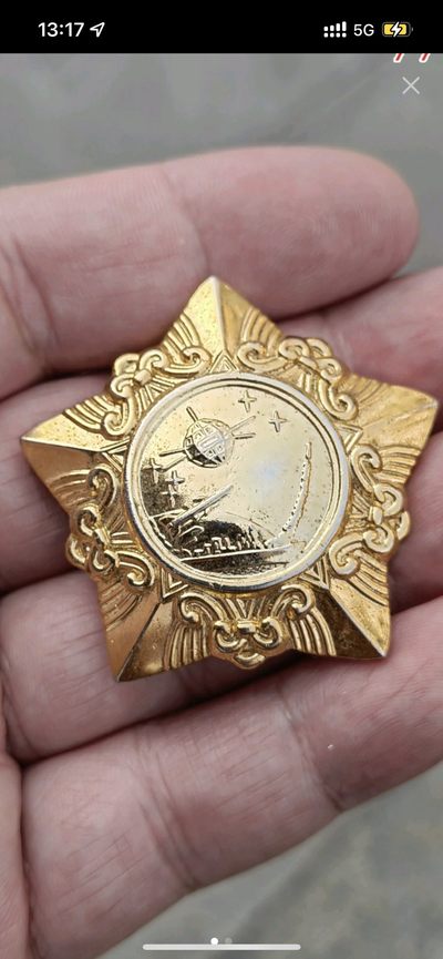 古冰库勋章杂项交流群第十一场群拍 - 少见航天创业章 航天创业章 颜值担当，设计美丽压力十 足，图案立体感强镇金漂亮，愿称之为五五平替
