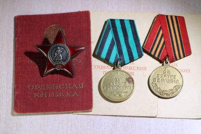 大猫徽章拍卖 第235期  - 苏联红星套 带档 女卫生员柏林战役获得 三点钟方向珐琅有剥皮
