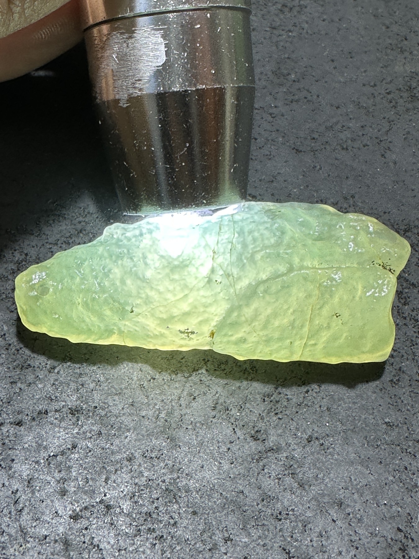 精美天然绿皮阿拉善玛瑙原石吊坠一个，