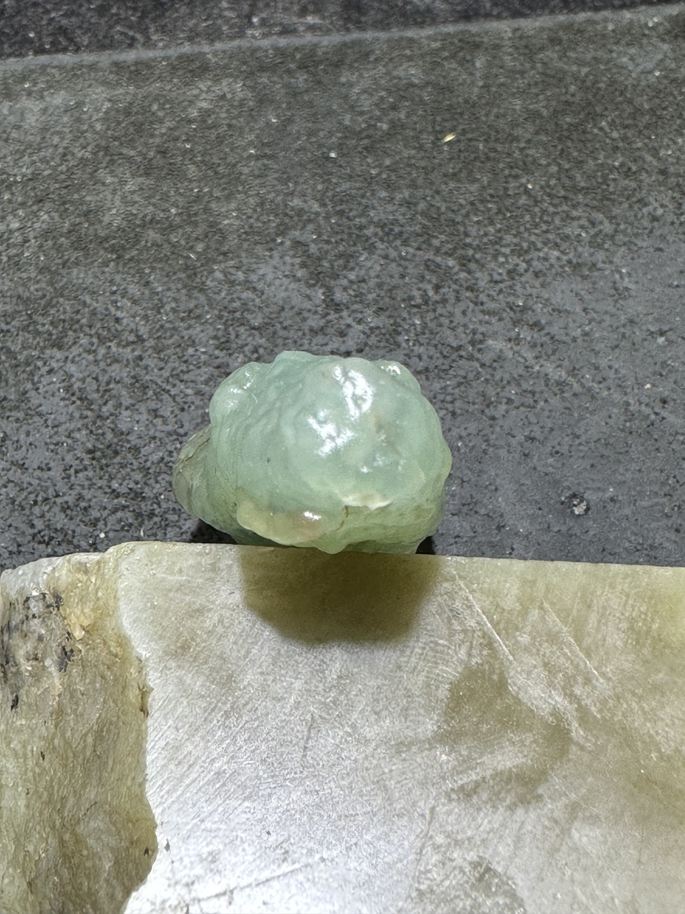 精美天然绿皮阿拉善玛瑙原石吊坠一个，