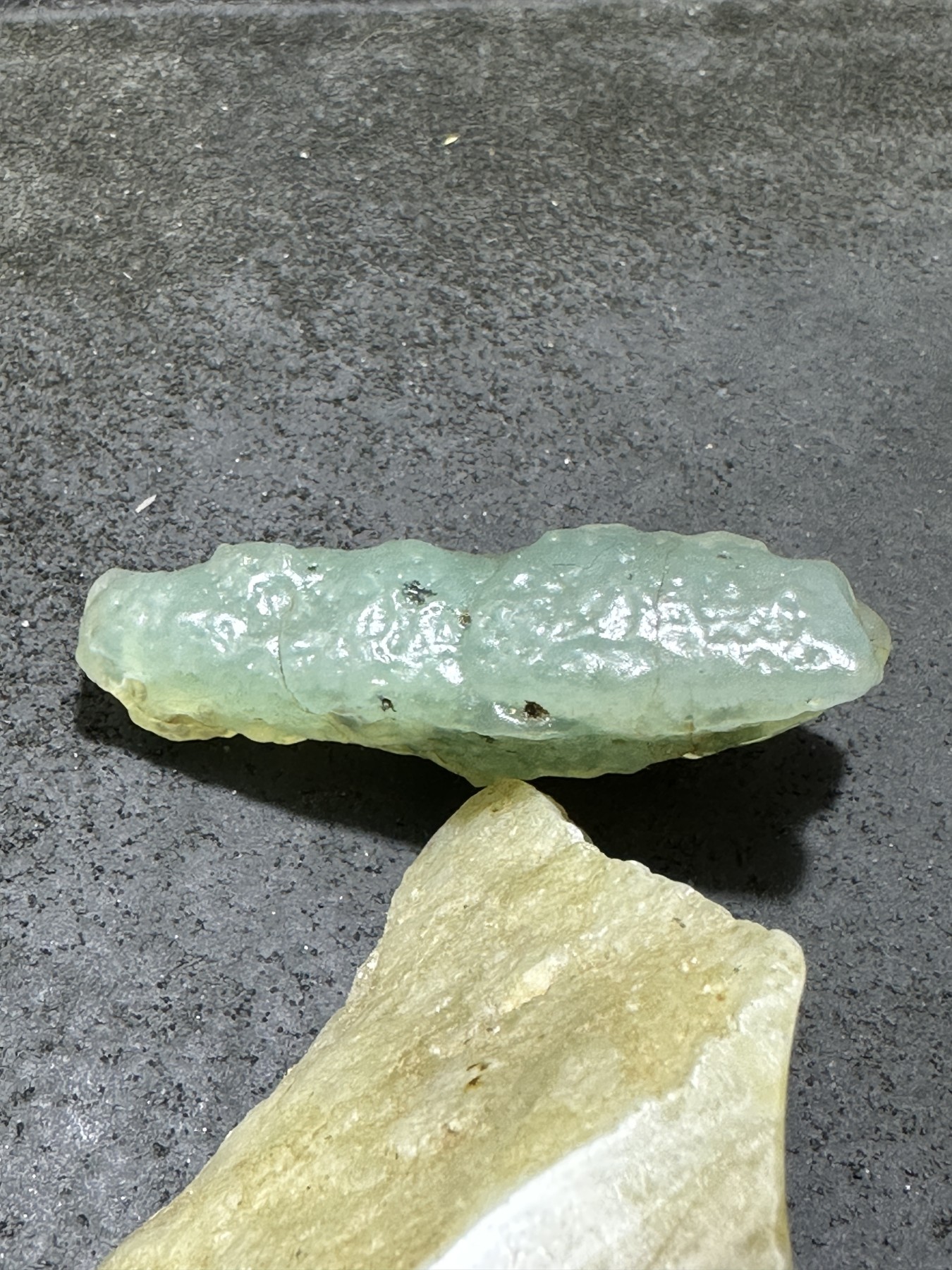 精美天然绿皮阿拉善玛瑙原石吊坠一个，