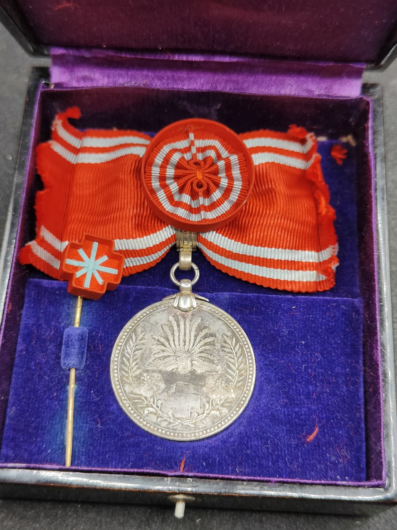 全场0元起拍 第104期 咸鱼国勋章拍卖专场 11月01日（周三）下午6：00开始 美品 银制带盒略 女版漆木盒赤十字特别社员章