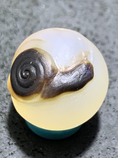 精美高玉化亚光海洋玉髓手工俏色巧雕蜗牛（扭转乾坤）随形圆珠一个 - 精美高玉化亚光海洋玉髓手工俏色巧雕蜗牛（扭转乾坤）随形圆珠一个