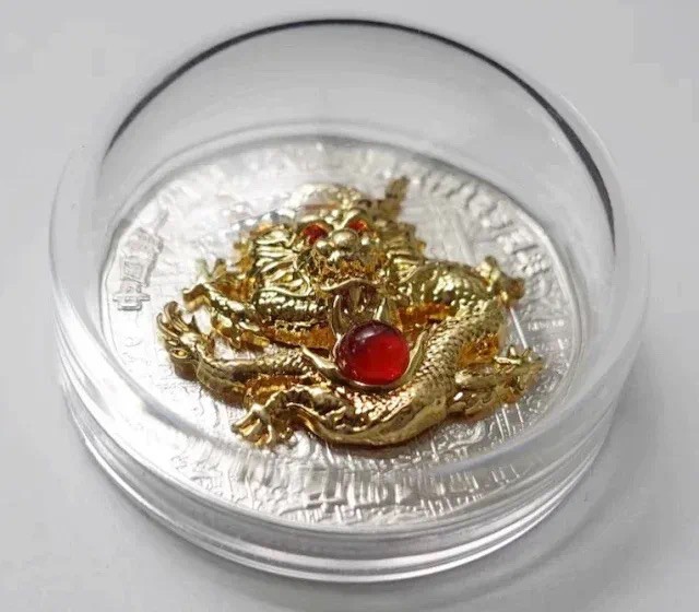 CSIS-GREAT评级精品钱币拍卖第二百一十八期 中国2023年中邮文创清代大龙邮票发行145周年精制彩色超高浮雕合金镀金镀银镶嵌人造宝石纪念章