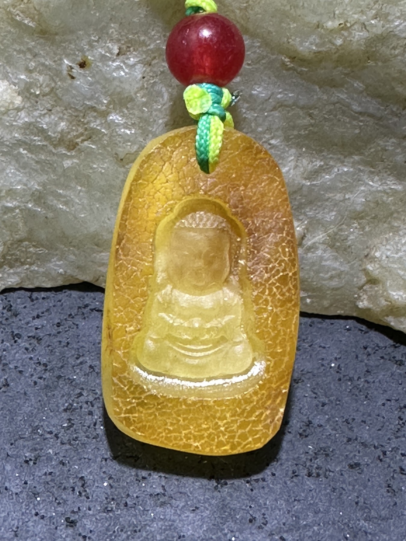 精美天然乌克兰蜜蜡原石雕刻宝宝佛手机挂件(包挂)一个