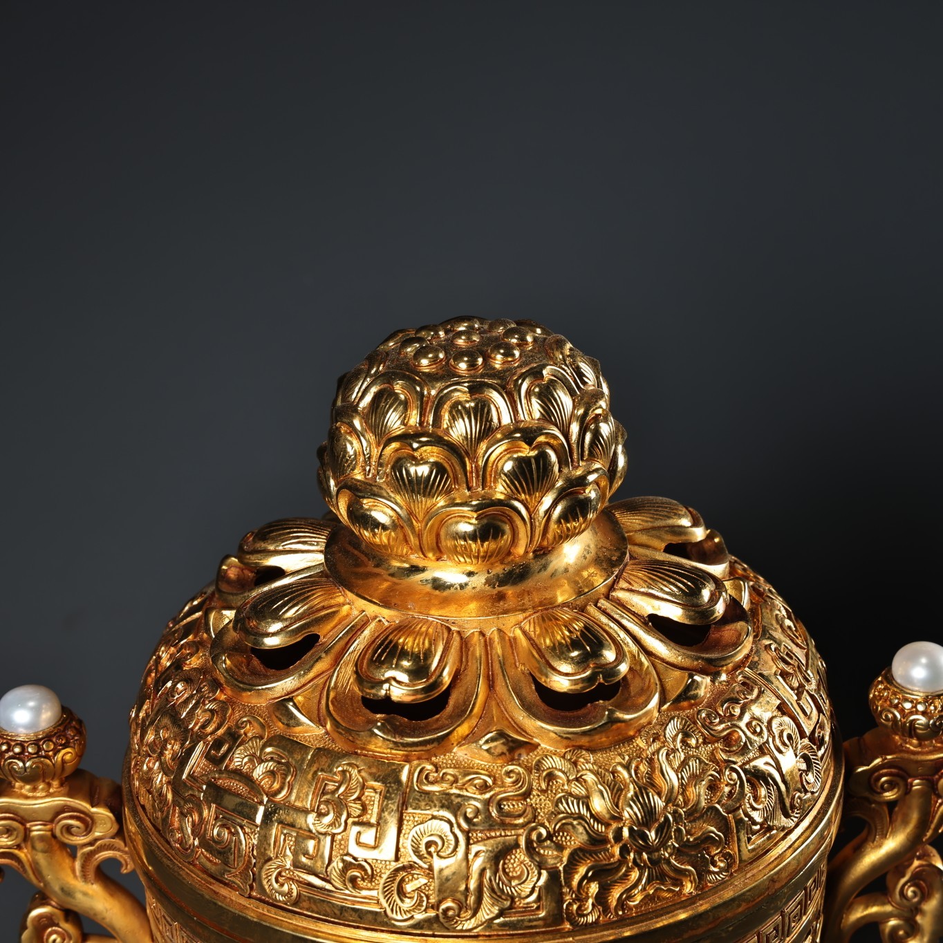珍品旧藏收纯铜高浮雕錾刻鎏金镶嵌珍珠花开富贵熏香炉- 典藏珍宝坊 