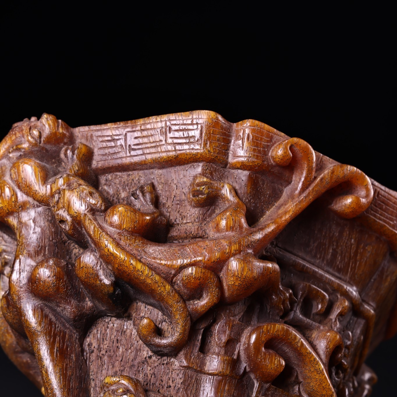 酒壺中国古美術・箱付き・珍品の珍しい高浮彫牛角酒杯・置物・賞物 