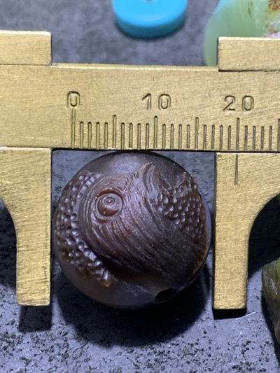 精美亚光高玉化巴西玛瑙手工俏色巧雕雄鸡2.0圆珠一个！ 精美亚光高玉化巴西玛瑙手工俏色巧雕雄鸡2.0圆珠一个！