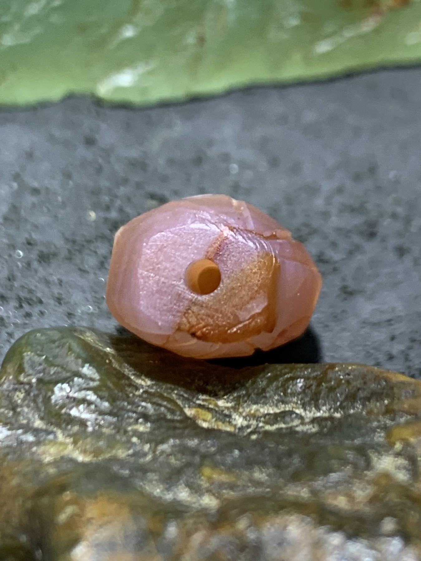 精美亚光紫罗兰拉丝料战国红玛瑙手工俏色巧雕花瓣一体佛头三通一个
