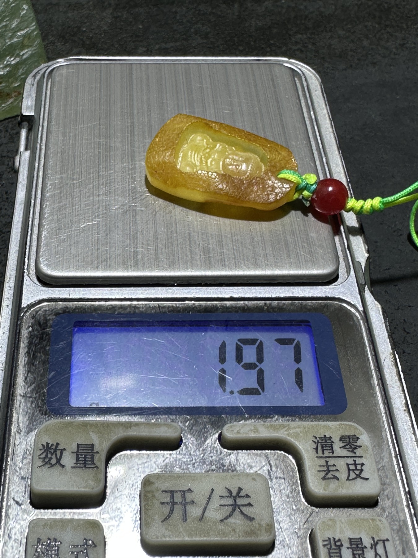 精美天然乌克兰蜜蜡原石雕刻宝宝佛手机挂件(包挂)一个