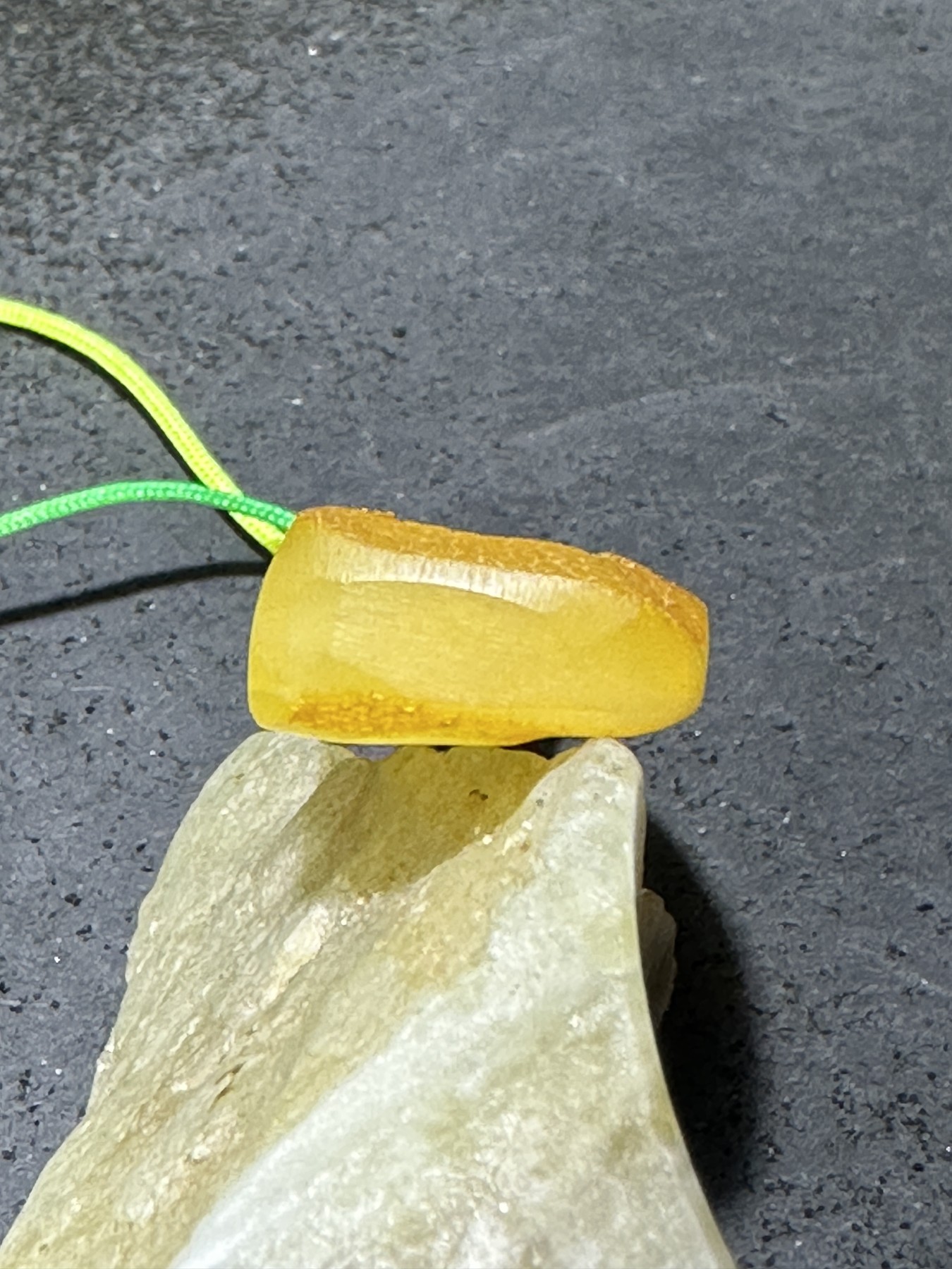 精美天然乌克兰蜜蜡原石雕刻宝宝佛手机挂件(包挂)一个