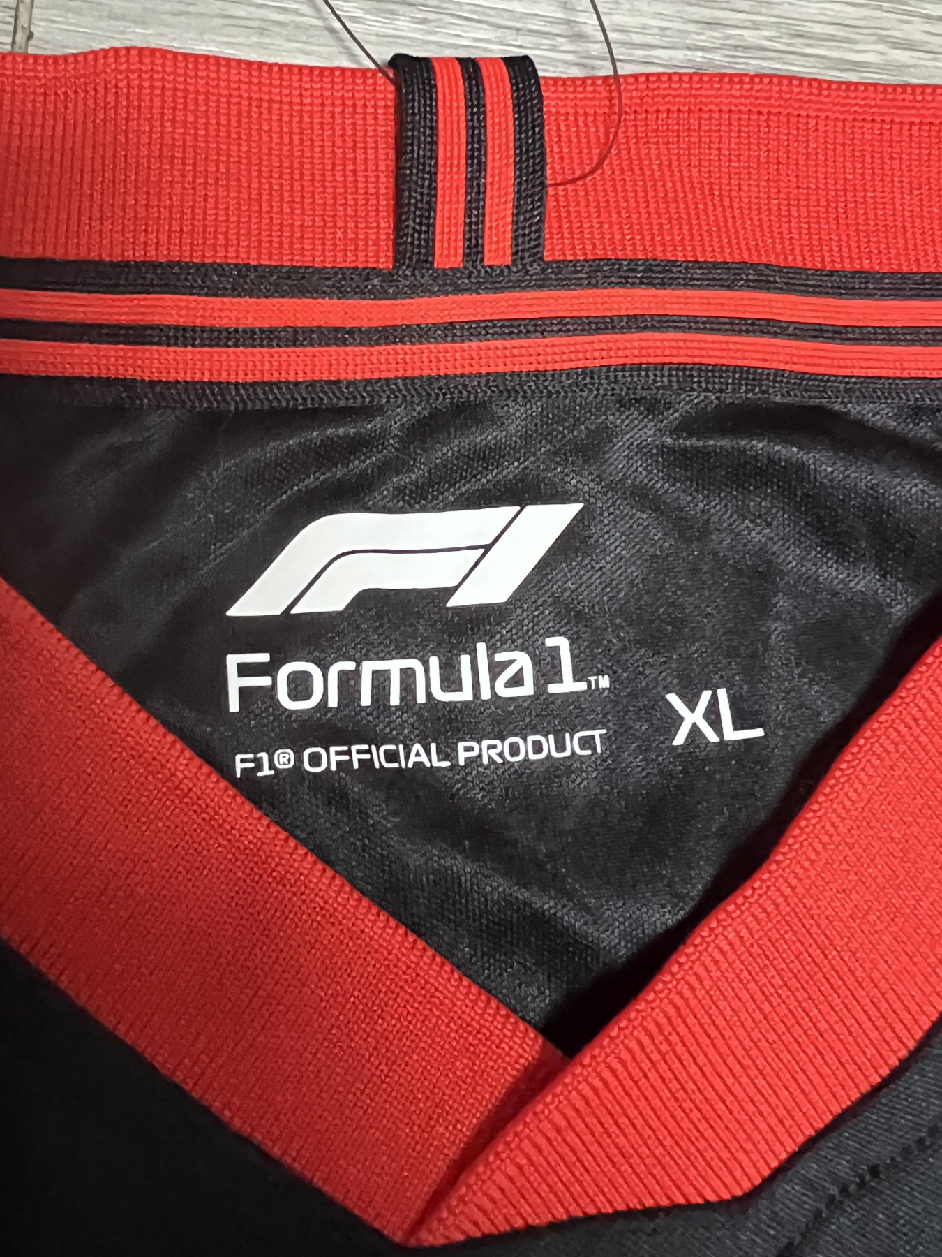 零元拍：F1三连车手总冠军马克斯-维斯塔潘亲笔签名世界一级方程式汽车锦标赛官方冠军T恤，如果也让我给个要不要拿下的建议，我必须说必须的必！