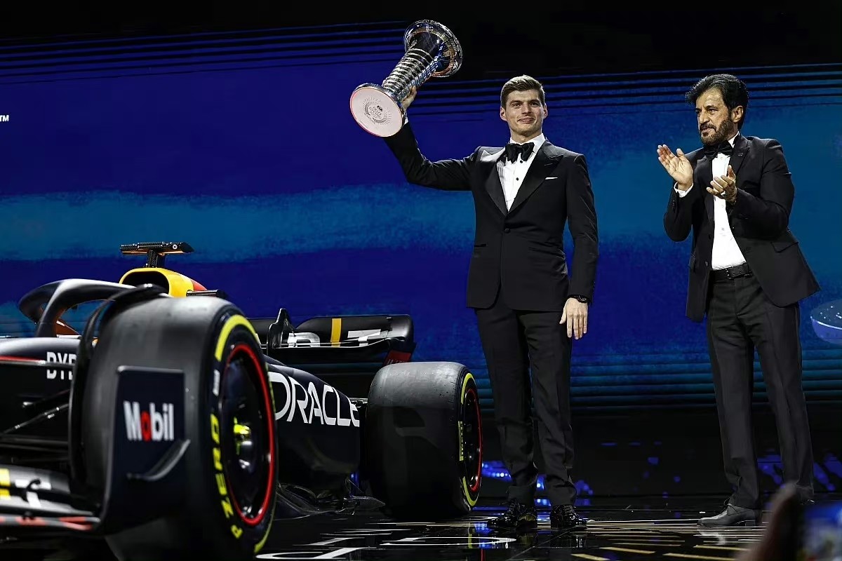 零元拍：F1三连车手总冠军马克斯-维斯塔潘亲笔签名世界一级方程式汽车锦标赛官方冠军T恤，如果也让我给个要不要拿下的建议，我必须说必须的必！