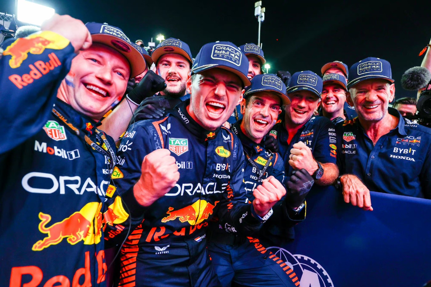 零元拍：F1三连车手总冠军马克斯-维斯塔潘亲笔签名世界一级方程式汽车锦标赛官方冠军T恤，如果也让我给个要不要拿下的建议，我必须说必须的必！