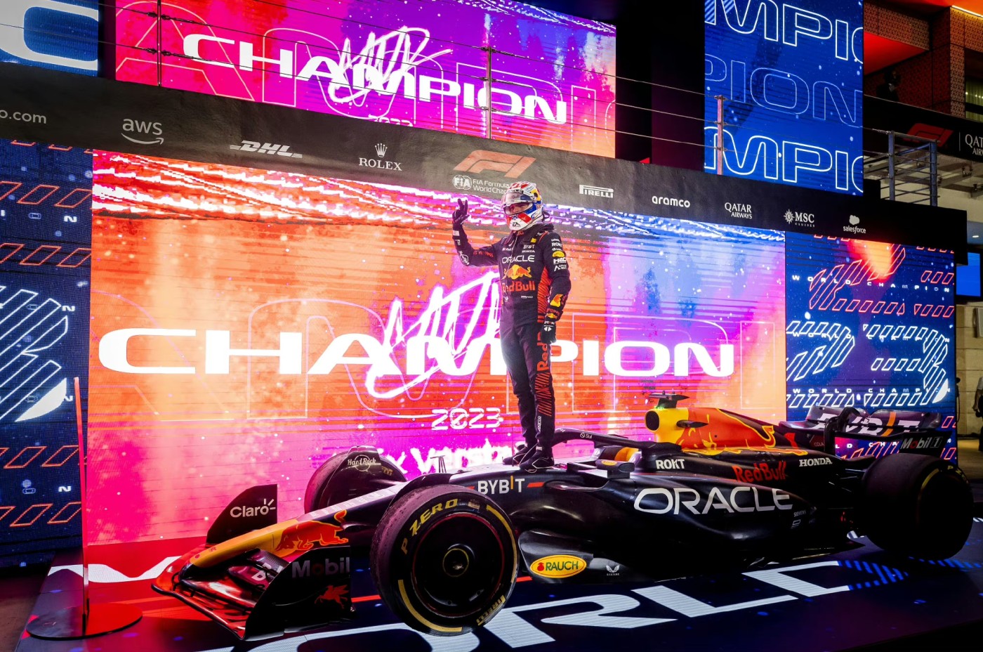 零元拍：F1三连车手总冠军马克斯-维斯塔潘亲笔签名世界一级方程式汽车锦标赛官方冠军T恤，如果也让我给个要不要拿下的建议，我必须说必须的必！