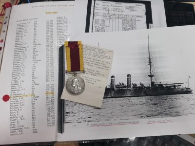 精品世界钱币勋章拍卖第12期 - 1900年英国庚子章  边铭WG Richardson，Sto.，HMS Isis伊希斯号，带全套资料